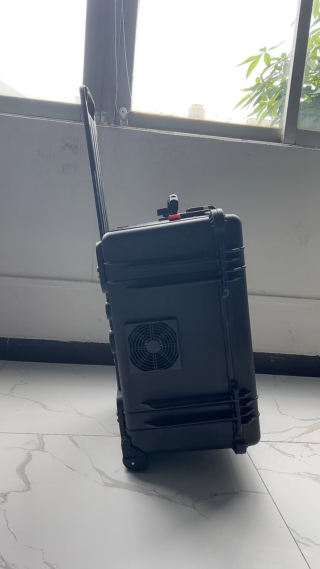 集贤手拉箱型移动通信干扰器